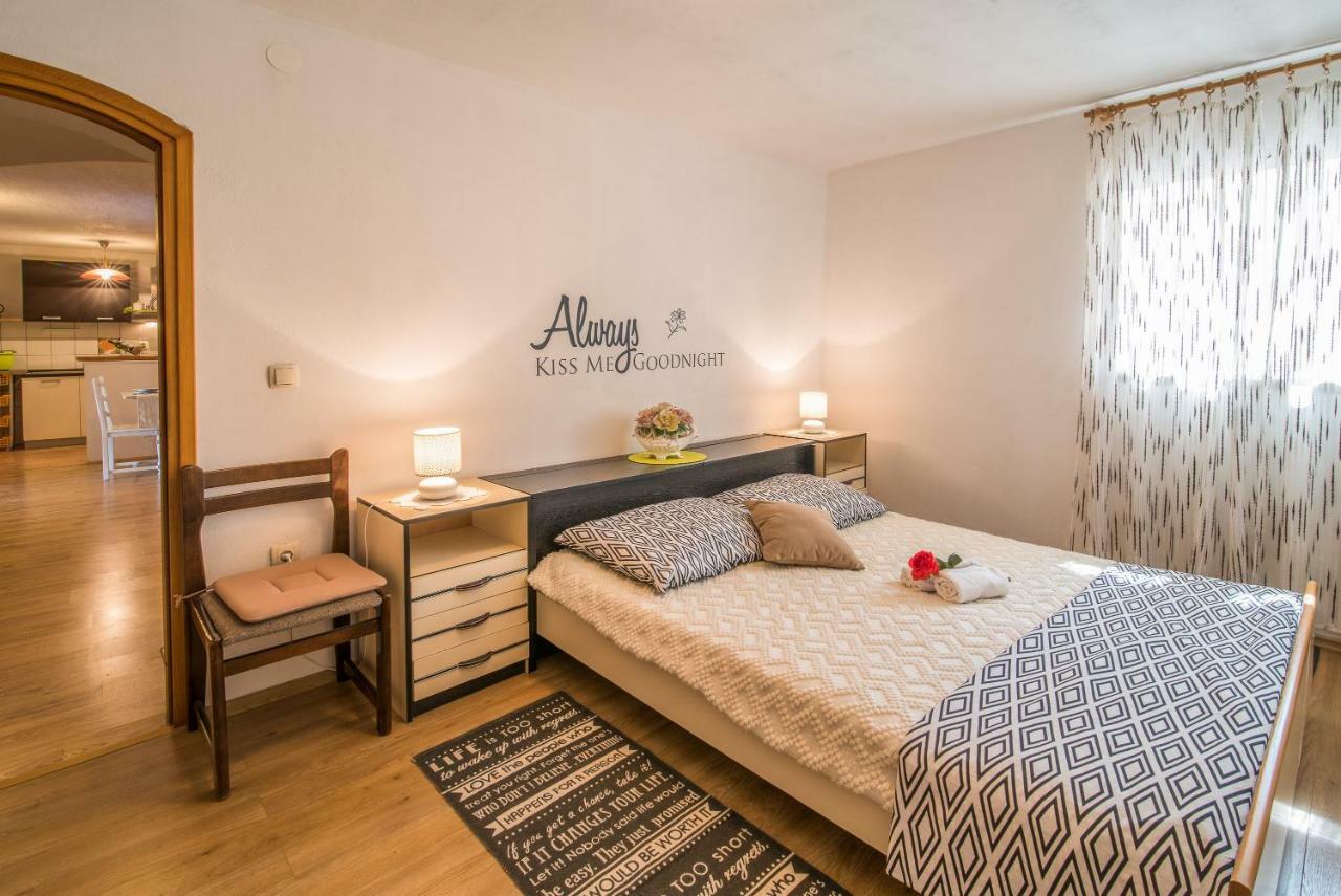 Apartmani Marija Малинска Экстерьер фото