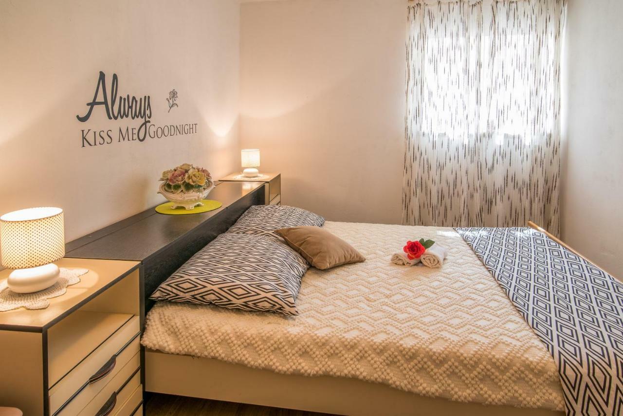 Apartmani Marija Малинска Экстерьер фото