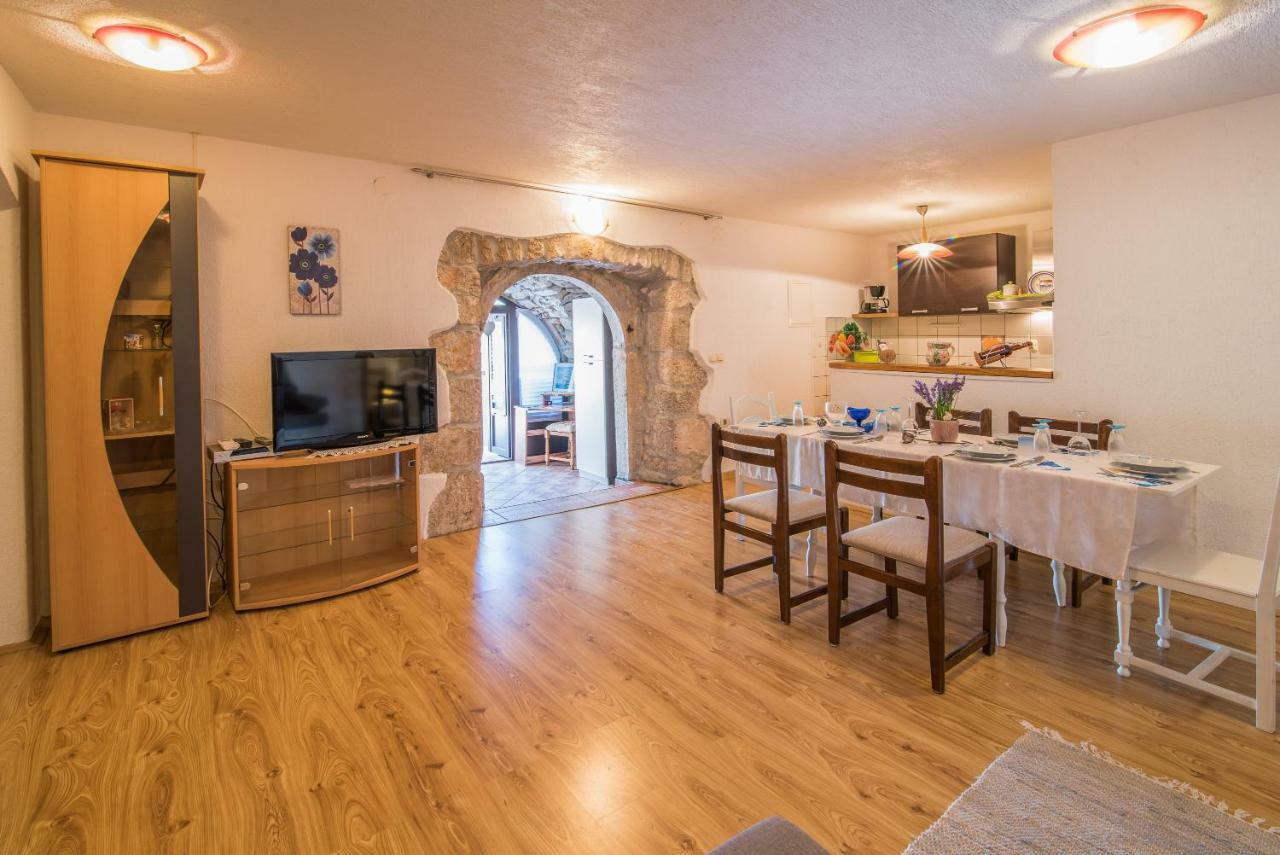 Apartmani Marija Малинска Экстерьер фото